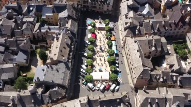 Plaza Henri Cordesse MArvejols con gente y árboles plano superior aéreo Aveyron — Vídeos de Stock