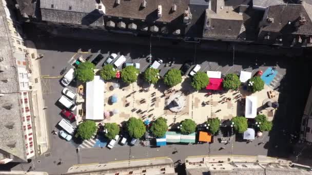 Vista aérea vertical sobre el lugar Henri Cordesse con árboles y personas Francia — Vídeos de Stock