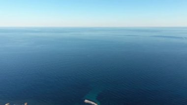 Akdeniz 'de yolculuk eden hava serin ve güneşli bir günde Sausset les Pins