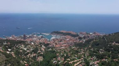 Monako, Cap-d 'Ail, Beausoleil, Roquebrune-Cap-Martin, Fransa' nın arka planında La Turbie Akdeniz manzarası