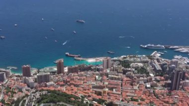 Fransız Rivierası 'nın güneşli gününde Monako vergisi üzerindeki hava akımı mikro seviyede.