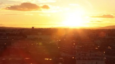 Montpellier şehrinin tepesindeki yüksek çatıdan gün batımı.