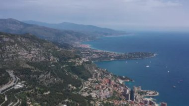 Akdeniz kıyı şeridi Monaco Menton İtalyan sınır dağları ve deniz yüksek irtifa manzarası