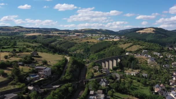 Puente para trenes plano aéreo Marvejols día soleado Francia Averyon ciudad medieval — Vídeos de Stock