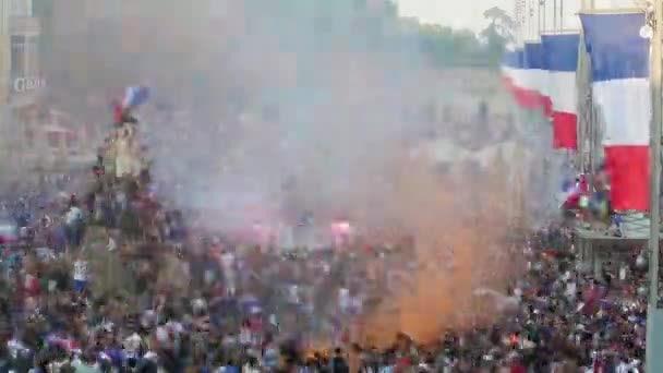 Multitud celebrando timelapse en Montpellier place de la comedie. — Vídeo de stock