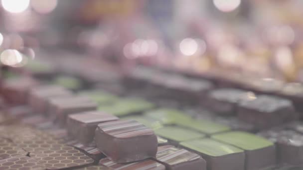 Čokoládové vitríny zblízka s rozmazaným pozadím sál Laissac Montpellier — Stock video