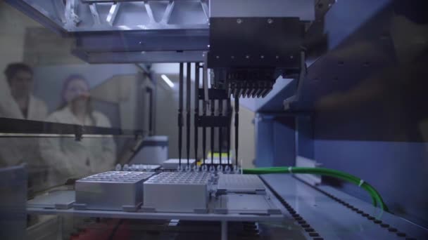 Slow motion automated pipetting system transfers of liquid — Stock video