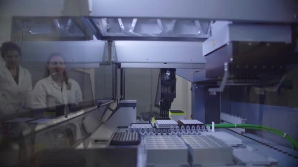 Fotografía en cámara lenta de un sistema de pipeteo automatizado en Francia. Científico — Vídeos de Stock