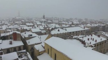 Montpellier şehir merkezi. Eski Akdeniz kasabası. Bir kar fırtınası hava manzarası sırasında.