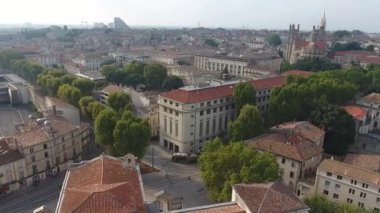 Arka planda Montpellier şehri Ecusson 'un olduğu modern tramvay. Fransa 'da hava aracı