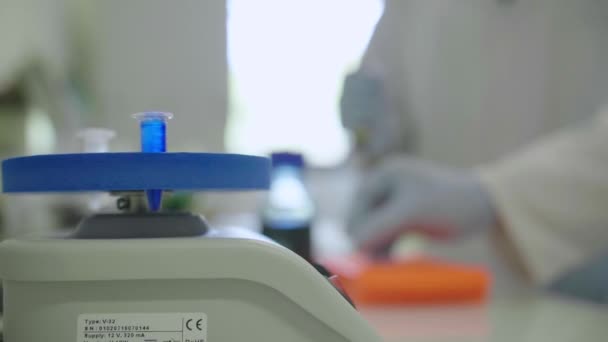 Sluit het schot van een buis in een centrifuge. Frans laboratorium — Stockvideo