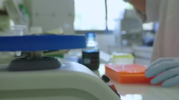 Gerakan lambat seorang peneliti menggunakan pipet di laboratorium. Perancis — Stok Video