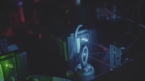 Hoge precisie microscoop met lasers in slow motion — Stockvideo