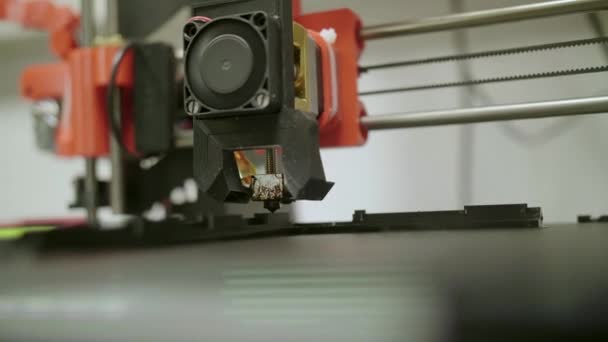 Primer plano de una impresora 3D que imprime una pieza de tecnología — Vídeo de stock