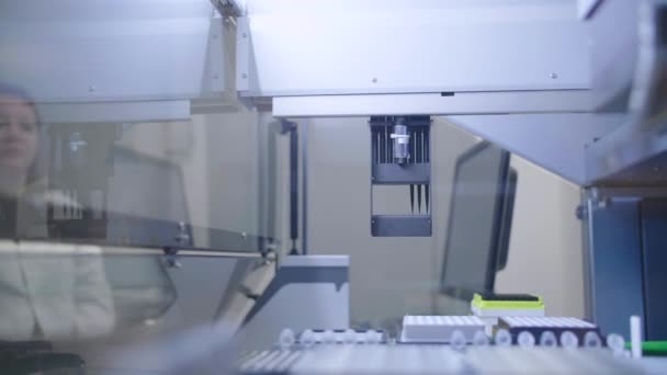 실험실에서 자동화 된 피펫 시스템이 작동하고 있습니다. 프랑스 — 비디오