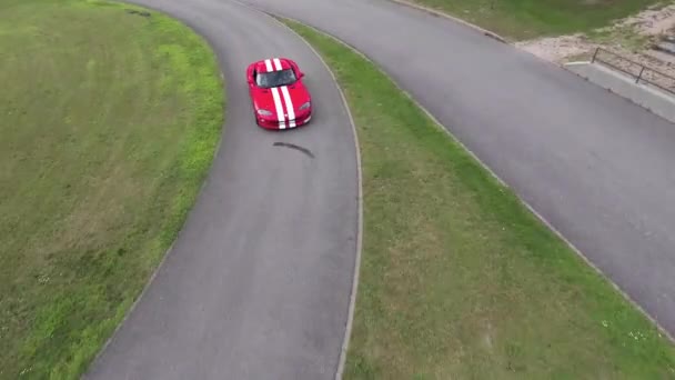 Viper carro vermelho dodge com alças brancas em um circuito de corrida aéreo drone aéreo sobrecarga — Vídeo de Stock