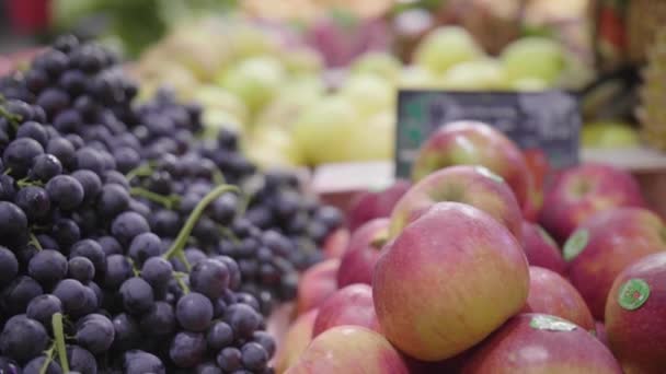 Μήλα και σταφύλια σε μια αγορά Montpellier Γαλλία — Αρχείο Βίντεο