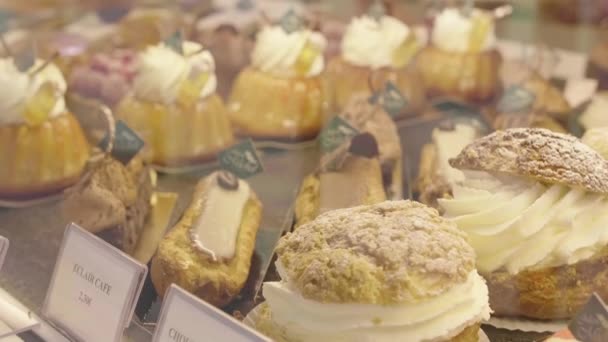 Närbild på bakverk showcase, läckra kakor och bageri Montpellier Frankrike — Stockvideo