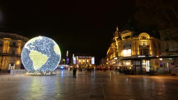 Caducidad nocturna de la plaza de la comedia de Montpellier con iluminación mundial. Ópera — Vídeo de stock