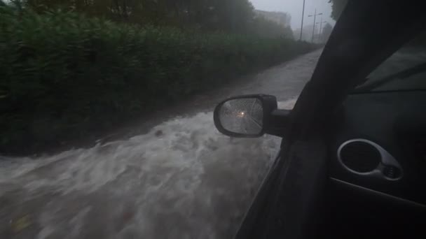 Coche conduciendo en una calle inundada vista desde el asiento del conductor Montpellier lluvioso pesado — Vídeo de stock