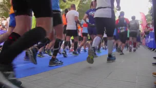 Вид на старт марафона из-за ног и обуви бегунов Монпелье солнечный день — стоковое видео