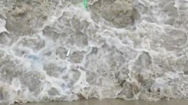 Föroreningar plastflaska i översvämmade floden vy från en bro Montpellier — Stockvideo