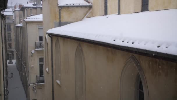 Vista da un edificio di tetto della chiesa coperto di neve a Montpellier Francia. — Video Stock