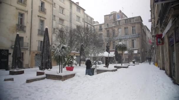 蒙彼利埃埃克斯森广场下着雪，有餐馆和酒吧。法国 — 图库视频影像
