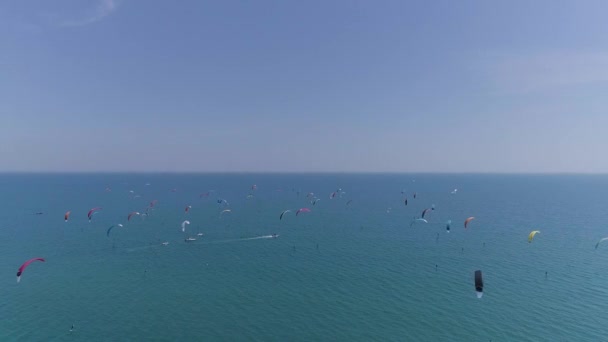Lotes de kitesurfers no mar Mediterrâneo, vista por drone. — Vídeo de Stock
