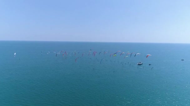 Grupo de kitesurfers corrida, vista de trás por drone. — Vídeo de Stock