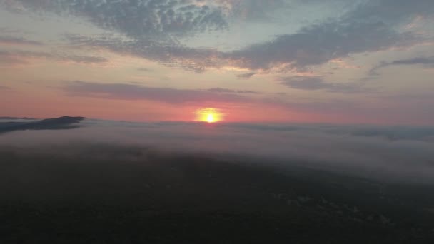 Niesamowity Dron Wystrzelony Nad Strumieniami Chmurami Podczas Wschodu Słońca Położenie — Wideo stockowe