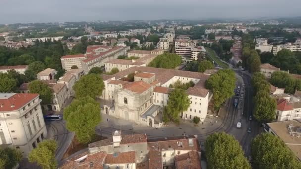 Vacker Gammal Byggnad Montpellier Frankrike Med Spårvagn Och Trafik Längs — Stockvideo