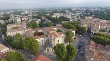 Montpellier 'de modern tramvayı olan tarihi bir bina. Hava aracı