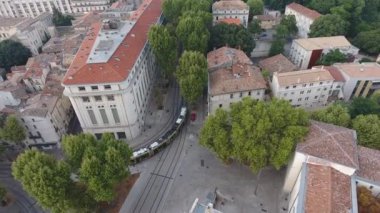 Montpellier şehrini keşfeden bir tramvayın arkasında yavaş bir uçuş. Fransa
