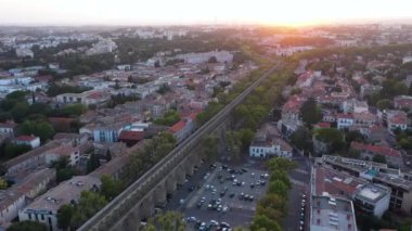 Günbatımı uçağında Montpellier Fransa 'nın su kemeri üzerindeki hava manzarası