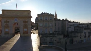 Sağdan sola uçuş Montpellier 'de Zafer Takı güneşli gün Fransa' da
