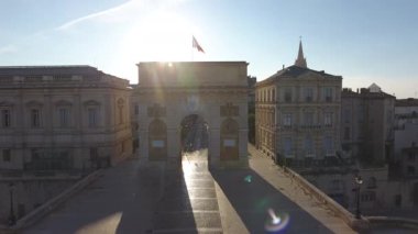 İnsansız hava aracı Montpellier 'deki Zafer Takı' nda uçuyor..