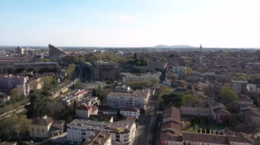 Montpellier yakınlarındaki Beaux Arts 'a giden hava aracı.