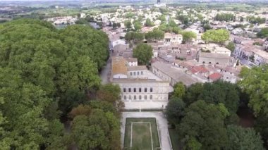 Parktaki hava aracı manzaralı Fransa 'da güzel bir orta çağ binası