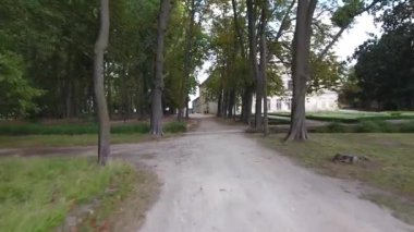 Hava aracı havada ağaçların arasında uçuyor.