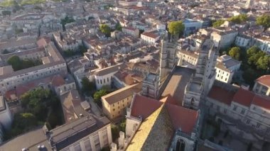 Arka planda eski şehirle Montpellier katedralinde uçmak. Sabah erken saatlerde Fransa.
