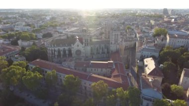 Güneş doğarken Montpellier Katedrali 'ne doğru uçan hava manzarası. Fransa