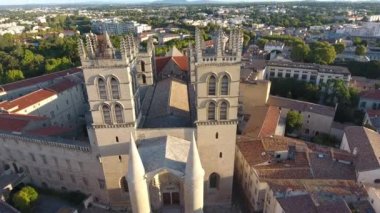 Katedral ve Tıp Fakültesi Montpellier Fransa insansız hava aracı görüşünde gün doğumu