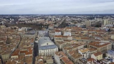 Montpellier üzerinde nadir görülen hiperhız bulutlu bir günde komedi mekanı..