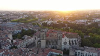 Montpellier üzerinde gün batımı Peyrou parkı katedrali ve botanik bahçesi