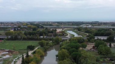 Montpellier otoyolu üzerindeki hava manzarası ve Lez nehri boyunca ağaçlı köprüler bulutlu bir gün.