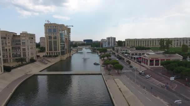 レズ川の前のモンペリエ行政ビルの評議会空中 — ストック動画
