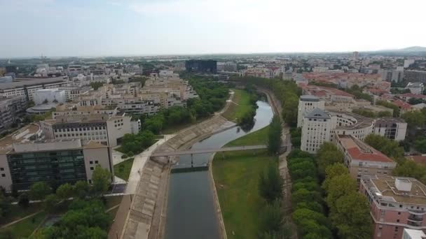 モンペリエフランスのレ川の空中ドローンビュー — ストック動画