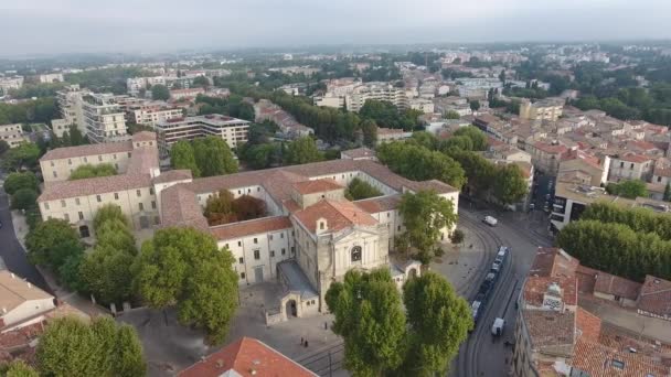 Antiguo edificio histórico con un tranvía moderno en Montpellier. Drone aéreo — Vídeos de Stock