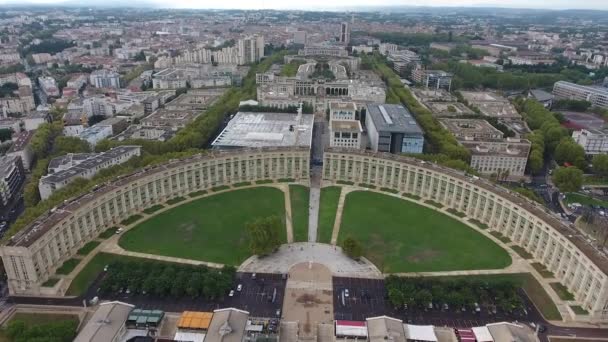 半円形の建物のアーキテクチャドローンによるフランスモンペリエ航空. — ストック動画